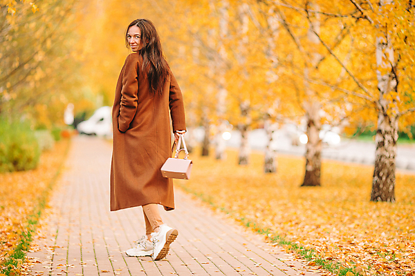 포토 JPG 해외이미지 응시 공원 여자 커피 한명 미소 앉기 성인 야외 컵 가을풍경 가을 잡기 숲 성인여자한명만 해외포토 1 식기 시선 계절 공공시설 음료 모션 표정 사람 풍경 여자한명만 성인여자만 파일형식 가을_계절 이미지허브