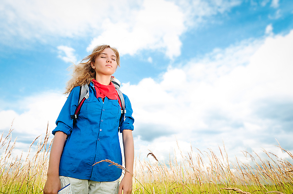 포토 JPG 해외이미지 여자 배낭 하늘 한명 사람 성인 야외 하이킹 밀 하이커 성인여자한명만 해외포토 1 여행 가방 레저 곡류 여자한명만 성인여자만 파일형식 이미지허브