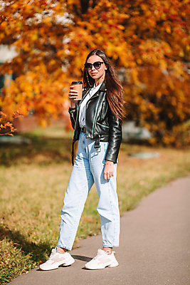 포토 JPG 해외이미지 전신 공원 여자 패션 한명 서기 들기 성인 옆모습 아웃포커스 선글라스 산책로 가을 테이크아웃컵 가을옷 성인여자한명만 해외포토 1 옷 계절 공공시설 안경 길 뷰포인트 모션 촬영기법 사람 컵 여자한명만 성인여자만 파일형식 가을_계절 이미지허브