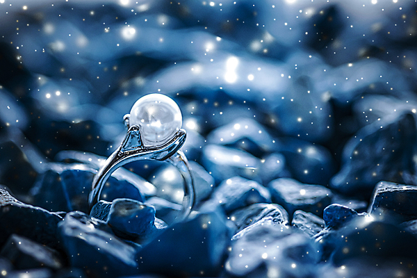 포토 JPG 해외이미지 장신구 실내 사람없음 뷰티 조약돌 반지 화려 우아함 보석 파란배경 진주 해외포토 백그라운드 컨셉 내부 파란색 돌_바위 광석 파일형식 이미지허브