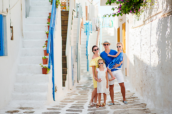 포토 JPG 해외이미지 전신 여자 남자 어린이 가족 안기 휴가 가족여행 서기 손짓 소녀 여러명 성인 건물 앞모습 옆모습 여름 여름휴가 마을 골목길 그리스 해안도시 미코노스섬 해외포토 건축물 계절 유럽 길 뷰포인트 섬 여행 다수 관계 모션 사람 도시 파일형식 여름_계절 이미지허브