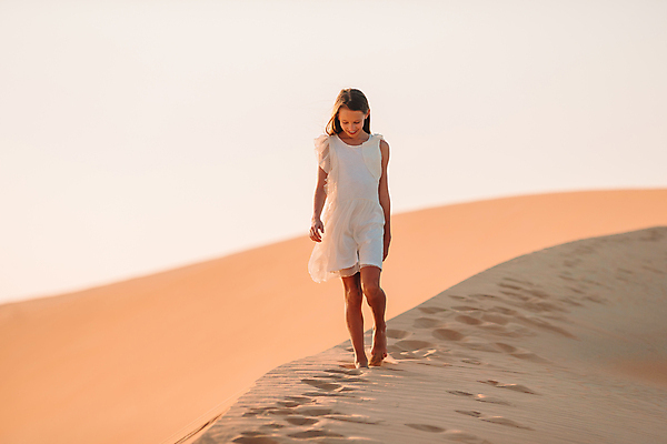 포토 JPG 해외이미지 주간 전신 원피스 여자 어린이 한명 야외 앞모습 걷기 사막 모래언덕 소녀한명만 해외포토 자연요소 1 옷 뷰포인트 모션 사람 언덕 여자한명만 소녀만 파일형식 이미지허브