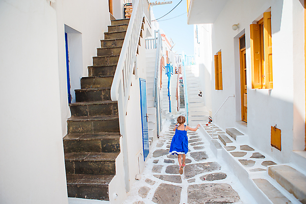 포토 JPG 해외이미지 주간 전신 원피스 여자 어린이 휴식 주택 한명 야외 뒷모습 여름휴가 바캉스 달리기 계단 흰색 골목길 미코노스섬 소녀한명만 해외포토 자연요소 1 옷 길 뷰포인트 컬러 섬 컨셉 모션 휴가 사람 건물 그리스 여자한명만 소녀만 파일형식 여름_계절 이미지허브