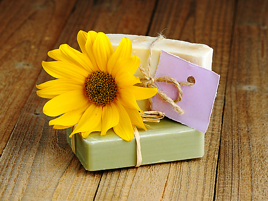 포토 JPG 해외이미지 꽃 2 건강 사람없음 목재 초록색 위생용품 노란색 꼬리표 라벨 스파 화장품 바 널 삼베 순수 유기농 올리브 아로마 비누 노끈 라벤더 내추럴 돌봄 위생관리 핸드메이드 해외포토 나무 식물 웰빙 열매 줄 컬러 생활용품 컨셉 재료 모션 프레임 관리 뷰티 허브 파일형식 천_직물 이미지허브