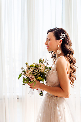 포토 JPG 해외이미지 여자 꽃 부케 웨딩드레스 창문 사랑 한명 들기 상반신 성인 옆모습 귀걸이 흰색 축하 커튼 신부대기실 성인여자한명만 해외포토 식물 1 드레스 감정 뷰포인트 컬러 꽃다발 컨셉 장신구 모션 사람 대기실 여자한명만 성인여자만 파일형식 이미지허브