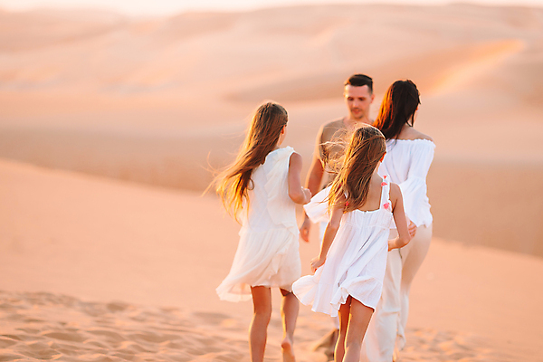 포토 JPG 해외이미지 주간 전신 여자 남자 어린이 가족 함께함 여러명 성인 야외 앞모습 뒷모습 아웃포커스 사막 모래언덕 해외포토 자연요소 뷰포인트 다수 컨셉 관계 촬영기법 사람 언덕 파일형식 이미지허브