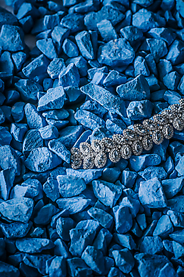 포토 JPG 해외이미지 장신구 팔찌 실내 사람없음 조약돌 화려 우아함 보석 파란배경 다이아몬드 해외포토 백그라운드 컨셉 내부 파란색 돌_바위 광석 파일형식 이미지허브