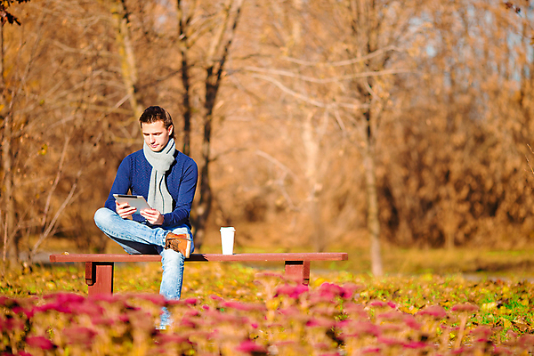 포토 JPG 해외이미지 응시 공원 남자 커피 한명 미소 앉기 성인 야외 컵 태블릿 가을풍경 가을 잡기 숲 성인남자한명만 해외포토 1 식기 시선 계절 공공시설 음료 모션 표정 사람 풍경 전자제품 스마트기기 남자한명만 성인남자만 파일형식 가을_계절 이미지허브
