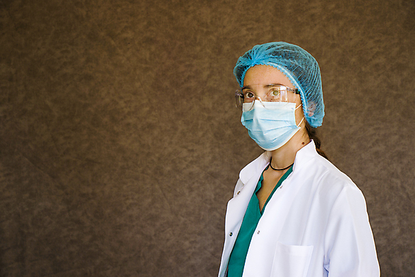 포토 JPG 해외이미지 백인 직업 여자 얼굴 장갑 유니폼 건강 병원 가면 마스크 한명 안전 사람 성인 약 간호사 의사 긴급 수술 바이러스 보호 질병 예방 외과 돌봄 라텍스 인플루엔자 카피스페이스 해외포토 서양인 1 잡화 옷 컨셉 의학 모션 신체부위 치료 공백 의료진 파일형식 이미지허브