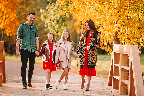 포토 JPG 해외이미지 나무 백인 공원 여자 남자 딸 어린이 가족 엄마 웃음 풍경 소녀 여러명 성인 야외 가을풍경 가을 아빠 숲 언니 해외포토 서양인 식물 계절 공공시설 다수 관계 표정 사람 자매 파일형식 가을_계절 이미지허브
