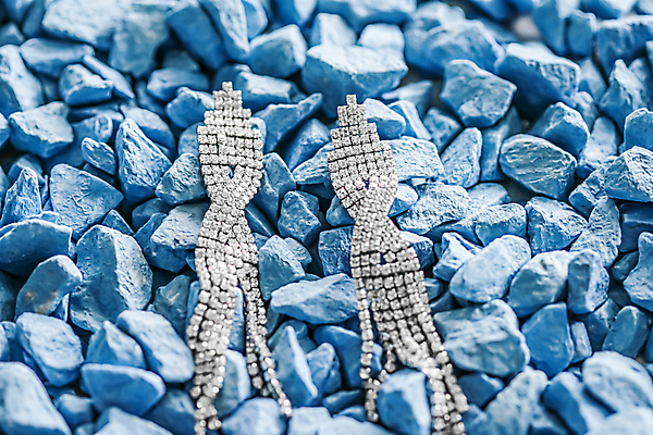 포토 JPG 해외이미지 장신구 실내 사람없음 귀걸이 조약돌 화려 우아함 보석 파란배경 다이아몬드 해외포토 백그라운드 컨셉 내부 파란색 돌_바위 광석 파일형식 이미지허브