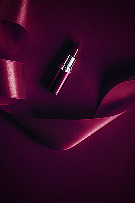 포토 JPG 해외이미지 실내 사람없음 화장품 립스틱 보라색배경 빨간배경 해외포토 백그라운드 내부 빨간색 뷰티 보라색 파일형식 이미지허브