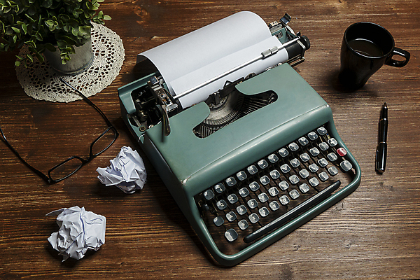 포토 JPG 해외이미지 종이 백그라운드 컨셉 비즈니스 텍스트 통신 탁자 이야기 사람없음 목재 책 사무실 금속 검은색 기계 공백 장비 수확 골동품 흰색 타이핑 키보드 기록 업무 작업 메시지 기자 클래식 편지 작가 향수 책상 오브젝트 문서 복고 페이지 비서 타자기 시트 타입 옛날 출판 스타일 해외포토 나무 직업 컬러 가구 농업 재료 재질 화장품 파일형식 이미지허브