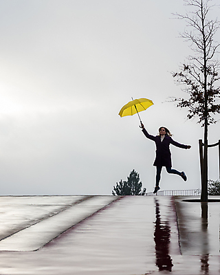 포토 JPG 해외이미지 라이프스타일 계절 여자 행복 실루엣 포즈 겨울 우산 하늘 날씨 한명 사람 성인 야외 노란색 점프 기쁨 자유 표현 수평선 카피스페이스 해외포토 1 감정 컬러 컨셉 모션 촬영기법 생활 공백 파일형식 이미지허브