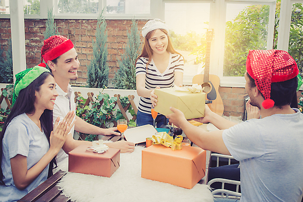 포토 JPG 해외이미지 백인 라이프스타일 여자 행복 아시아 음료 음식 컨셉 유리 휴가 휴식 함께함 선물 미소 사람 동양인 이벤트 여러명 성인 야외 장식 친구 상자 파티 식당 축제 저녁식사 우정 모임 축하 생일 그룹 흥분 건배 골 소셜 스타일 해외포토 서양인 기념일 감정 나라 다수 관계 재질 표정 인종 생활 상점 식사 파일형식 이미지허브