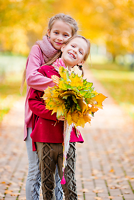 포토 JPG 해외이미지 나무 백인 어린이 단풍 가족 포옹 미소 소녀 야외 두명 가을풍경 맑음 가을 아기 숲 자매 언니 소녀만 해외포토 서양인 식물 계절 여자 잎 관계 안기 날씨 표정 사람 풍경 여자만 어린이만 파일형식 가을_계절 이미지허브