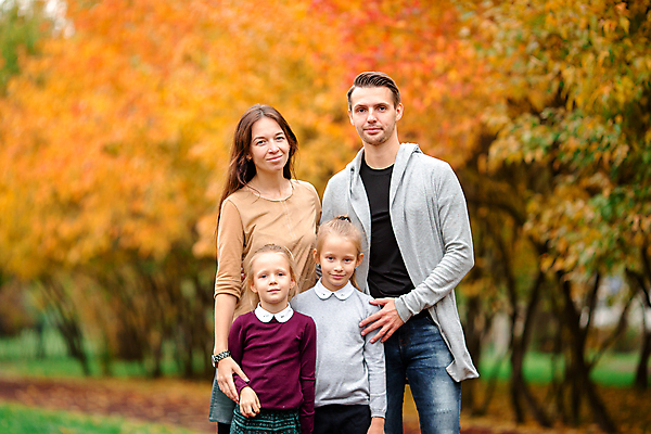 포토 JPG 해외이미지 나무 백인 공원 여자 남자 딸 어린이 가족 엄마 웃음 풍경 소녀 여러명 성인 야외 가을풍경 가을 아빠 숲 언니 해외포토 서양인 식물 계절 공공시설 다수 관계 표정 사람 자매 파일형식 가을_계절 이미지허브