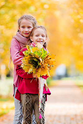 포토 JPG 해외이미지 나무 백인 여자 딸 어린이 단풍 가족 포옹 미소 소녀 야외 두명 가을풍경 맑음 가을 숲 언니 소녀만 해외포토 서양인 식물 계절 잎 관계 안기 날씨 표정 사람 풍경 자매 여자만 어린이만 파일형식 가을_계절 이미지허브