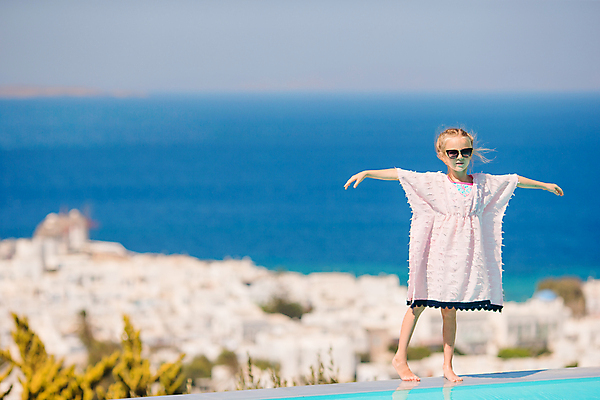 포토 JPG 해외이미지 주간 전신 여자 어린이 바다 팔벌리기 휴식 한명 서기 소녀 야외 앞모습 여름 파란색 여름휴가 바캉스 선글라스 미코노스섬 소녀한명만 해외포토 자연요소 1 계절 안경 뷰포인트 컬러 섬 컨셉 모션 휴가 사람 그리스 여자한명만 소녀만 파일형식 여름_계절 이미지허브