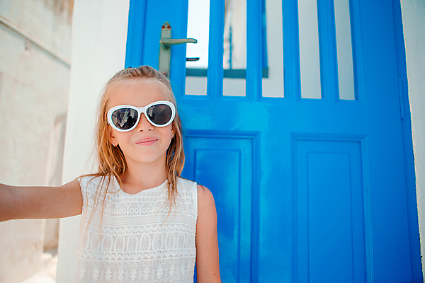 포토 JPG 해외이미지 주간 원피스 여자 어린이 휴식 한명 상반신 야외 앞모습 파란색 여름휴가 바캉스 선글라스 문 흰색 미코노스섬 소녀한명만 해외포토 자연요소 1 옷 안경 뷰포인트 컬러 섬 컨셉 휴가 사람 그리스 여자한명만 소녀만 파일형식 여름_계절 이미지허브