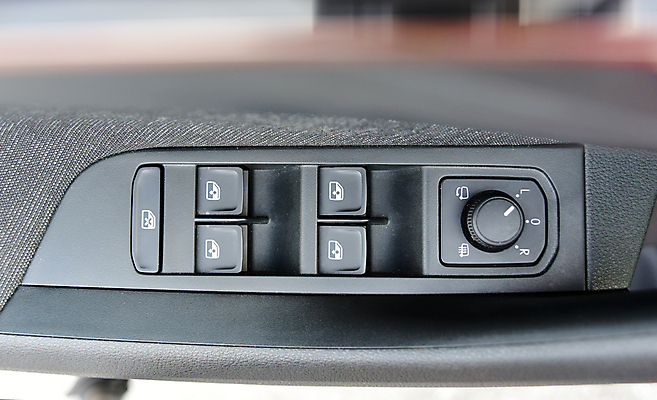 포토 JPG 해외이미지 부분 창문 교통시설 모션 자동차 유리 손잡이 안전 사람없음 검은색 거울 장비 판넬 바퀴 고급 속도 승객 문고리 시스템 난방 스위치 계기판 오리엔테이션 자동 제어 스타일 해외포토 육상교통 컬러 교통 컨셉 재질 문 시설 파일형식 이미지허브