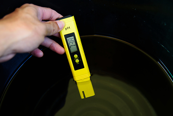 포토 JPG 해외이미지 음료 과학 백그라운드 유리 실험 사람없음 물 약 디지털 모니터 자료 장비 기구 액체 실험실 분석 측정 전자 유리그릇 온도 탐색 해결 계량기 방수 수소 신맛 제어 화학물질 해외포토 자연요소 그릇 컨셉 의학 재질 컴퓨터 원소 화학 맛 파일형식 이미지허브