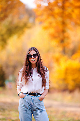 포토 JPG 해외이미지 공원 여자 한명 미소 성인 야외 가을풍경 가을 잡기 숲 성인여자한명만 해외포토 1 계절 공공시설 모션 표정 사람 풍경 여자한명만 성인여자만 파일형식 가을_계절 이미지허브