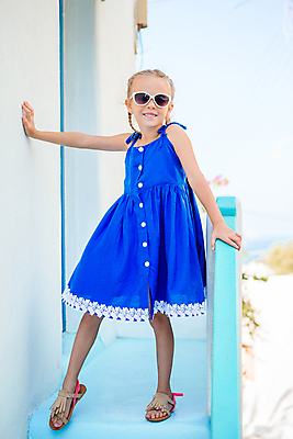 포토 JPG 해외이미지 주간 전신 원피스 여자 어린이 하늘색 하늘 휴식 한명 야외 앞모습 여름휴가 바캉스 울타리 선글라스 잡기 미코노스섬 소녀한명만 해외포토 자연요소 1 옷 안경 뷰포인트 섬 컨셉 모션 휴가 사람 파란색 담장 그리스 여자한명만 소녀만 파일형식 여름_계절 이미지허브