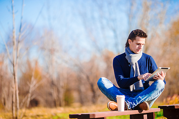 포토 JPG 해외이미지 응시 공원 남자 커피 한명 미소 앉기 성인 야외 컵 태블릿 가을풍경 가을 잡기 숲 성인남자한명만 해외포토 1 식기 시선 계절 공공시설 음료 모션 표정 사람 풍경 전자제품 스마트기기 남자한명만 성인남자만 파일형식 가을_계절 이미지허브