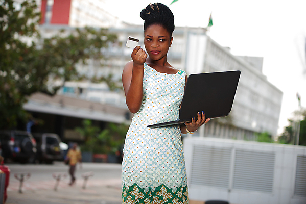포토 JPG 해외이미지 사업가 거리 한명 서기 미소 사람 건물 노트북 쇼핑 기쁨 잡기 도시 비즈니스우먼 자신감 신용카드 구매 연결 대표 단절 해외포토 직업 1 건축물 여자 감정 비즈니스 모션 표정 금융 전자제품 직장인 파일형식 이미지허브