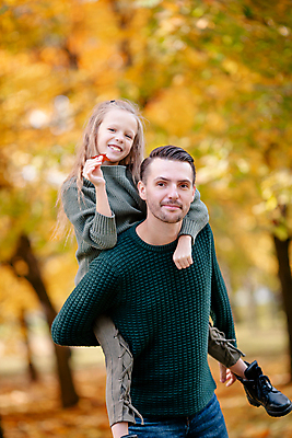 포토 JPG 해외이미지 나무 백인 공원 여자 남자 딸 어린이 단풍 가족 소녀 성인 야외 두명 가을풍경 맑음 가을 아빠 숲 해외포토 서양인 식물 계절 공공시설 잎 관계 날씨 사람 풍경 파일형식 가을_계절 이미지허브