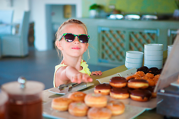 포토 JPG 해외이미지 주간 여자 어린이 휴식 실내 한명 상반신 옆모습 여름휴가 바캉스 선글라스 가리킴 도넛 소녀한명만 해외포토 자연요소 1 안경 뷰포인트 컨셉 휴가 디저트 사람 손짓 내부 여자한명만 소녀만 파일형식 여름_계절 이미지허브