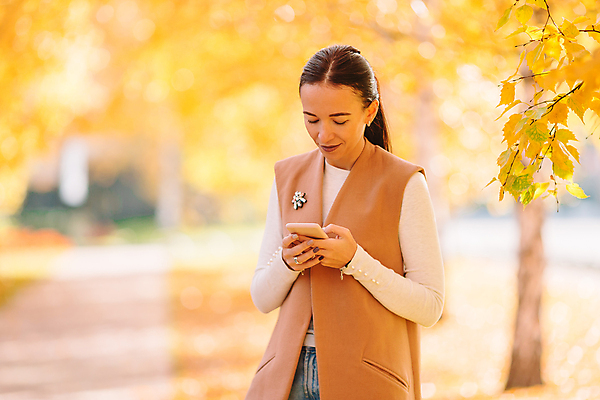포토 JPG 해외이미지 공원 여자 한명 미소 성인 야외 스마트폰 가을풍경 가을 잡기 숲 성인여자한명만 해외포토 1 계절 공공시설 모션 표정 사람 풍경 핸드폰 스마트기기 여자한명만 성인여자만 파일형식 가을_계절 이미지허브