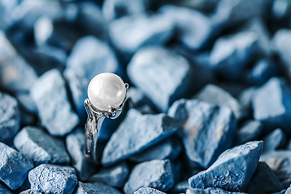 포토 JPG 해외이미지 장신구 실내 사람없음 뷰티 조약돌 반지 화려 우아함 보석 파란배경 진주 해외포토 백그라운드 컨셉 내부 파란색 돌_바위 광석 파일형식 이미지허브