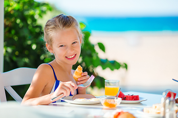 포토 JPG 해외이미지 주간 여자 어린이 빵 포크 의자 휴식 한명 미소 들기 앉기 소녀 상반신 야외 앞모습 여름 여름휴가 바캉스 아침식사 미코노스섬 소녀한명만 해외포토 자연요소 1 식기 계절 음식 뷰포인트 섬 가구 컨셉 모션 휴가 표정 사람 식사 그리스 여자한명만 소녀만 파일형식 여름_계절 이미지허브