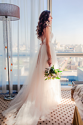 포토 JPG 해외이미지 전신 여자 꽃 부케 웨딩드레스 창문 사랑 한명 들기 성인 옆모습 흰색 스탠드 축하 커튼 신부대기실 성인여자한명만 해외포토 식물 1 드레스 감정 뷰포인트 컬러 꽃다발 컨셉 모션 조명 사람 대기실 여자한명만 성인여자만 파일형식 이미지허브