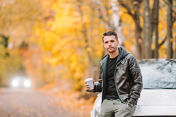 포토 JPG 해외이미지 응시 공원 남자 커피 한명 미소 앉기 성인 야외 컵 스마트폰 가을풍경 가을 잡기 숲 성인남자한명만 해외포토 1 식기 시선 계절 공공시설 음료 모션 표정 사람 풍경 핸드폰 스마트기기 남자한명만 성인남자만 파일형식 가을_계절 이미지허브