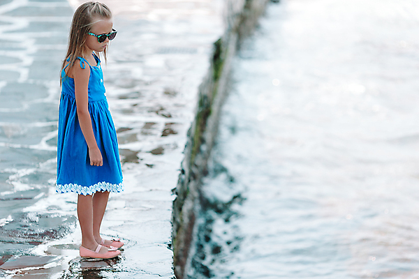 포토 JPG 해외이미지 주간 전신 원피스 여자 어린이 휴식 한명 야외 옆모습 여름휴가 바캉스 선글라스 흰색 미코노스섬 소녀한명만 해외포토 자연요소 1 옷 안경 뷰포인트 컬러 섬 컨셉 휴가 사람 그리스 여자한명만 소녀만 파일형식 여름_계절 이미지허브