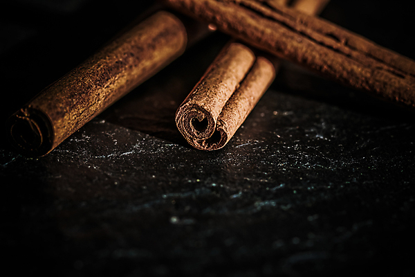 포토 JPG 해외이미지 근접촬영 사람없음 어둠 돌_바위 향신료 시나몬스틱 해외포토 뷰포인트 시나몬 향미료 파일형식 이미지허브