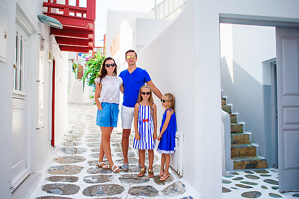 포토 JPG 해외이미지 전신 여자 남자 어린이 가족 휴가 가족여행 여러명 성인 건물 앞모습 옆모습 여름휴가 마을 기댐 골목길 그리스 주머니손 해안도시 미코노스섬 해외포토 건축물 유럽 길 뷰포인트 섬 여행 다수 관계 모션 사람 도시 파일형식 여름_계절 이미지허브