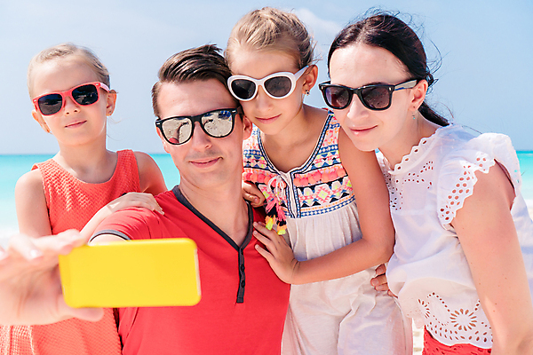 포토 JPG 해외이미지 여자 남자 행복 어린이 가족 휴가 가족여행 들기 손짓 여러명 상반신 성인 해변 앞모습 여름휴가 스마트폰 선글라스 셀프카메라 그리스 미코노스섬 어깨에손 해외포토 감정 유럽 안경 바다 뷰포인트 섬 여행 다수 관계 모션 사람 핸드폰 스마트기기 사진촬영 파일형식 여름_계절 이미지허브