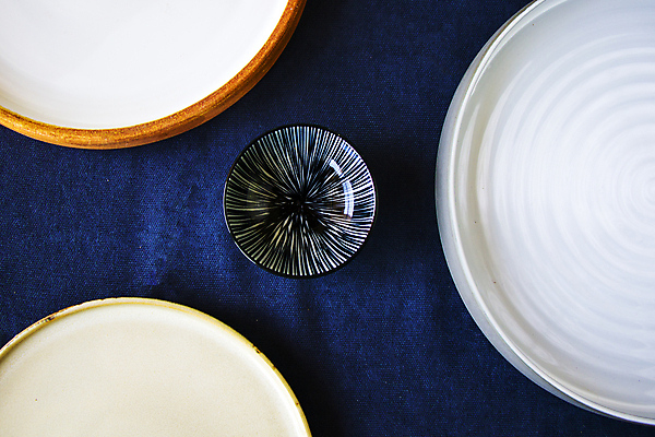 포토 JPG 해외이미지 식기 접시 음식 백그라운드 탁자 주방용품 요리 미술 동양인 사람없음 목재 장식 파란색 세트 우주 주방 식당 검은색 식사 저녁식사 공백 흰색 기구 도자기 원형 그룹 사발 플랫 고급 정상 서빙 머리위 위치 설정 점심식사 카피스페이스 해외포토 도형 나무 컬러 가구 생활용품 컨셉 재료 문화예술 인종 상점 사기그릇 파일형식 이미지허브