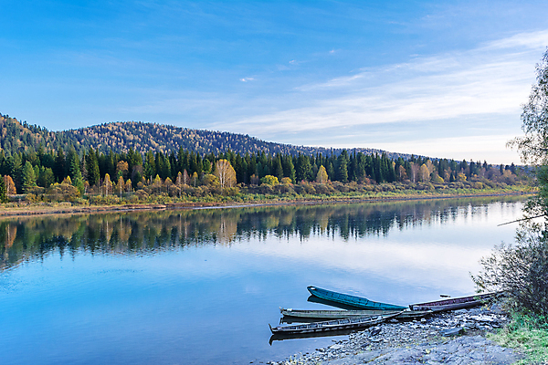 포토 JPG 해외이미지 나무 호수 모래 여행 자연 하늘 낚시 휴식 사람없음 야외 목재 물 파란색 강 뷰티 반사 노란색 침묵 기쁨 시골 보트 강가 정박 장면 부드러움 해외포토 자연요소 식물 감정 컬러 컨셉 배_교통 재료 레저 소리 감각 생태계 파일형식 이미지허브