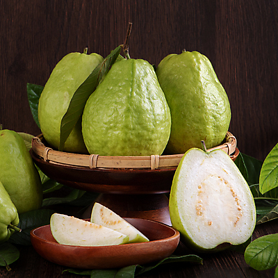 포토 JPG 해외이미지 잎 과일 단면 실내 사람없음 소쿠리 담기 슬라이스 과일조각 구아바 나무접시 나무배경 해외포토 식물 접시 조각 백그라운드 모션 내부 바구니 열대과일 파일형식 이미지허브