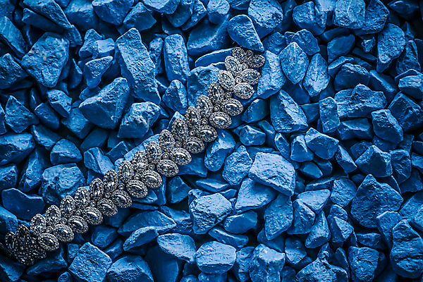 포토 JPG 해외이미지 장신구 팔찌 실내 사람없음 조약돌 화려 우아함 보석 파란배경 다이아몬드 해외포토 백그라운드 컨셉 내부 파란색 돌_바위 광석 파일형식 이미지허브