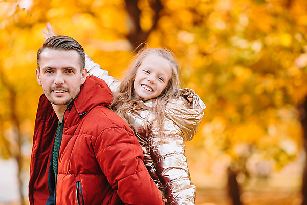 포토 JPG 해외이미지 나무 백인 공원 여자 남자 딸 어린이 단풍 가족 소녀 성인 야외 두명 가을풍경 맑음 가을 아빠 숲 해외포토 서양인 식물 계절 공공시설 잎 관계 날씨 사람 풍경 파일형식 가을_계절 이미지허브