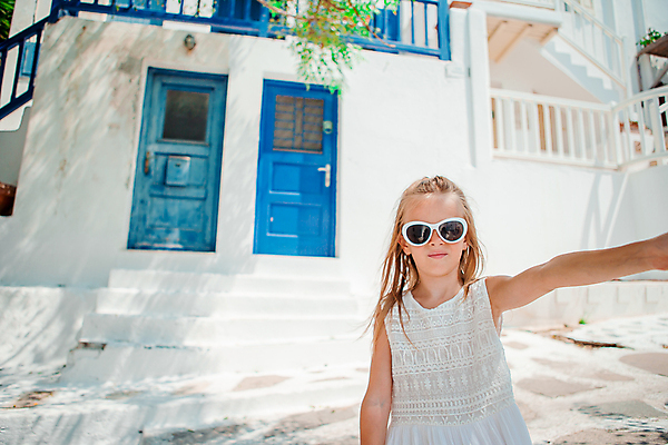 포토 JPG 해외이미지 주간 원피스 여자 어린이 휴식 한명 상반신 야외 앞모습 여름휴가 바캉스 선글라스 흰색 미코노스섬 소녀한명만 해외포토 자연요소 1 옷 안경 뷰포인트 컬러 섬 컨셉 휴가 사람 그리스 여자한명만 소녀만 파일형식 여름_계절 이미지허브