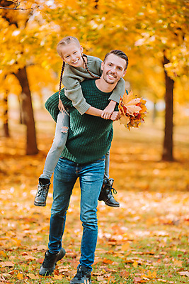 포토 JPG 해외이미지 나무 백인 공원 여자 남자 딸 어린이 단풍 가족 소녀 성인 야외 두명 가을풍경 맑음 가을 아빠 숲 해외포토 서양인 식물 계절 공공시설 잎 관계 날씨 사람 풍경 파일형식 가을_계절 이미지허브