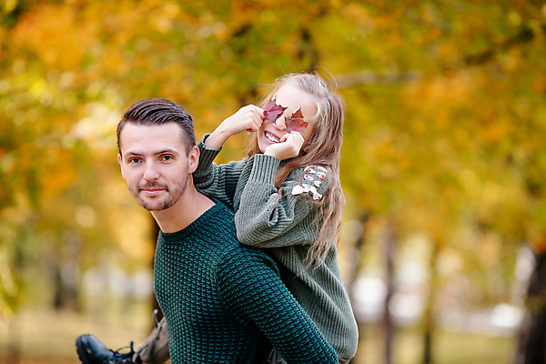 포토 JPG 해외이미지 나무 백인 공원 여자 남자 딸 어린이 단풍 가족 소녀 성인 야외 두명 가을풍경 맑음 가을 아빠 숲 해외포토 서양인 식물 계절 공공시설 잎 관계 날씨 사람 풍경 파일형식 가을_계절 이미지허브