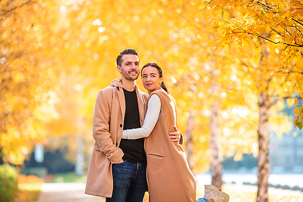 포토 JPG 해외이미지 나무 백인 커플 공원 여자 남자 포옹 미소 성인 야외 두명 가을풍경 가을 성인만 해외포토 서양인 식물 계절 공공시설 관계 안기 표정 사람 풍경 파일형식 가을_계절 이미지허브